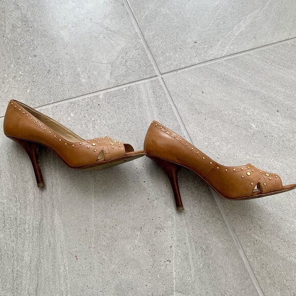 Michael Kors tan Leather heels with gold studs size 9 - Picture 4 of 6